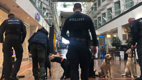 Poliiseja ja poliisikoiria Silja Serenaden Promenadella harjoituksissa.